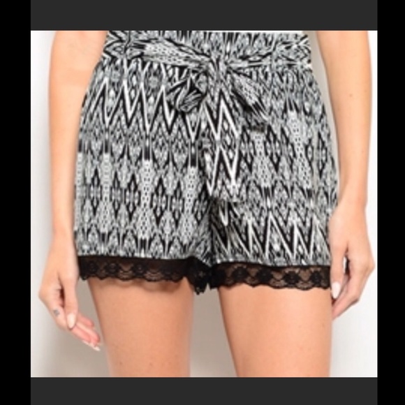 1 left! 5⭐️ rated black&white lace trim shorts - Picture 3 of 8